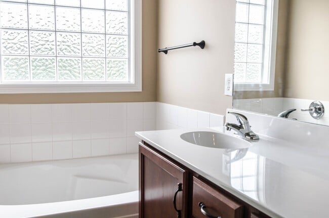 Building Photo - Two Story in Rossview!