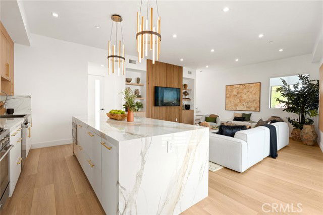 Building Photo - 11028 Oxnard St