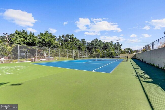 Building Photo - 3800 Powell Ln