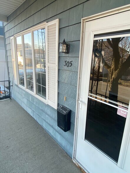 Building Photo - 305 N Everett Ave