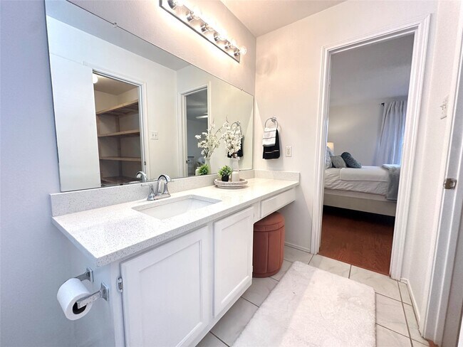 Building Photo - 8223 Golf Green Cir