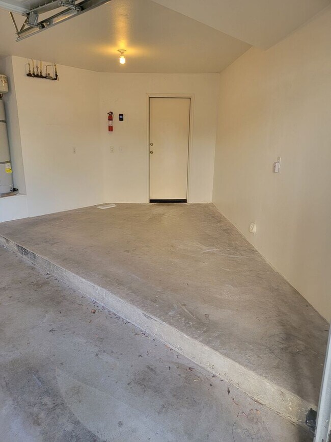 Building Photo - 2 BD/2 BATH