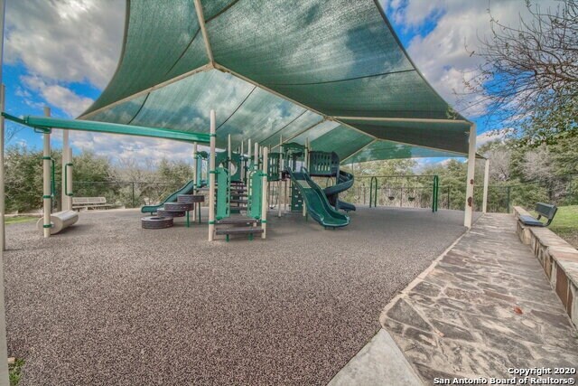 Building Photo - Situated on a desirable corner cul-de-sac lot!!