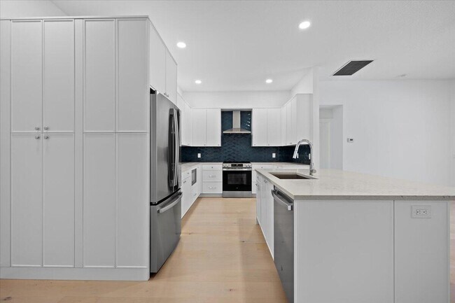Building Photo - 204 Clocktower Dr