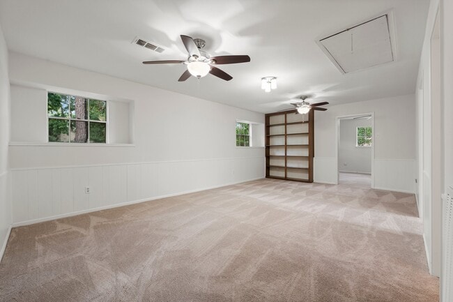 Building Photo - 16815 Memorial Oaks Ln