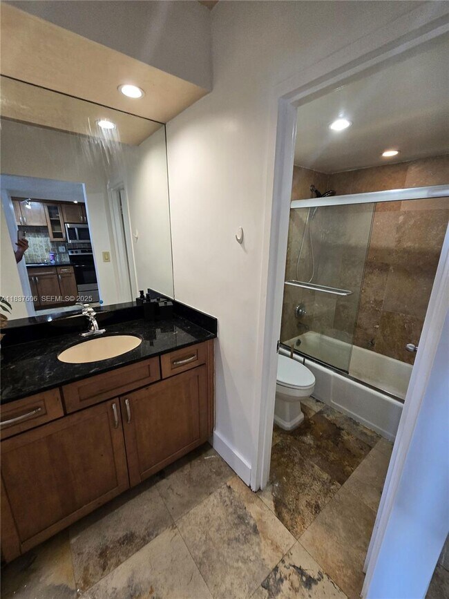 Building Photo - 100 Lincoln Rd