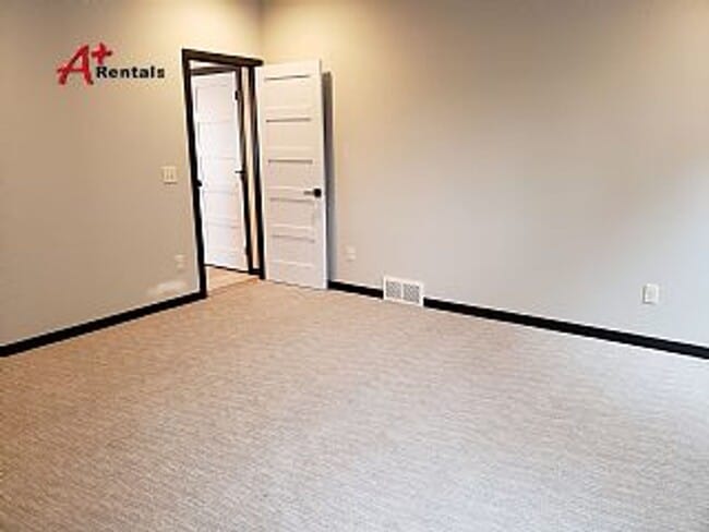 Building Photo - Three bedroom two bathroom Twin home w/ triple garage