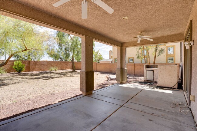 Building Photo - FANTASTIC 3 BEDROOM 2.5 BATH IN NORTH LAS ...