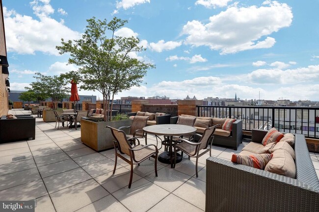 Building Photo - Available Now! High End 1 Bed/ 1 Bath in Amenity Rich Building