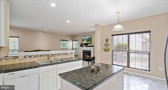 Building Photo - 9750 Granary Pl