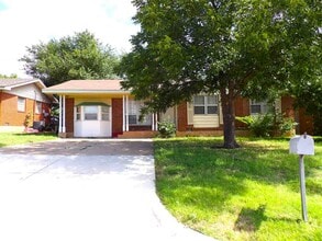 Building Photo - 4611 NW Santa Fe Ave