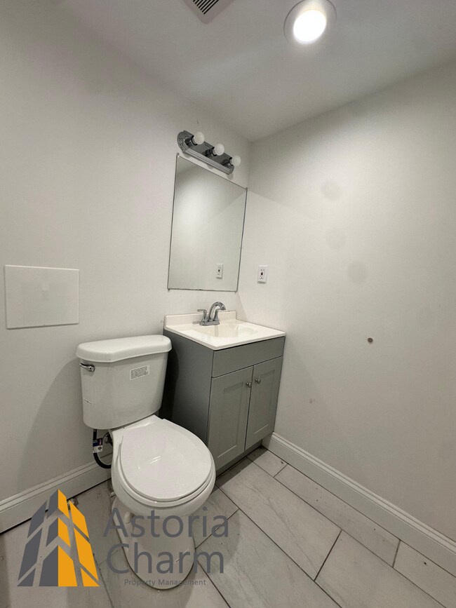 Building Photo - 3 Bedroom or 2 Bedroom with Den featuring Fenced Yard and Updated Kitchen