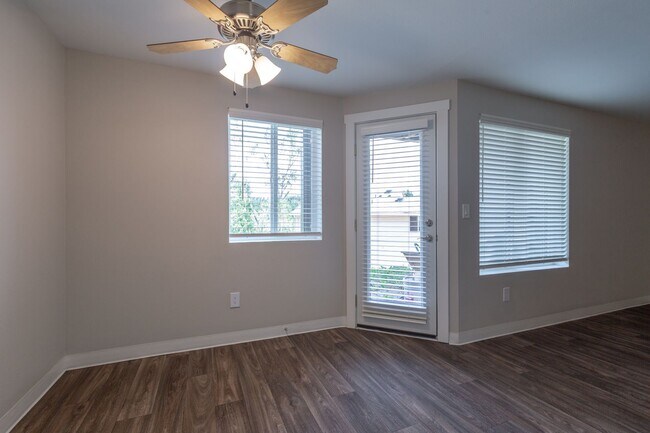 Building Photo - Spacious One Bedroom in Forest Setting! One Month Free!