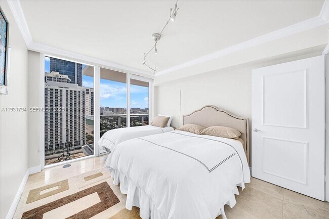 Building Photo - 18911 Collins Ave