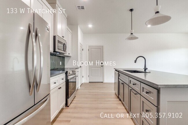 Building Photo - 133 W Thatcher St