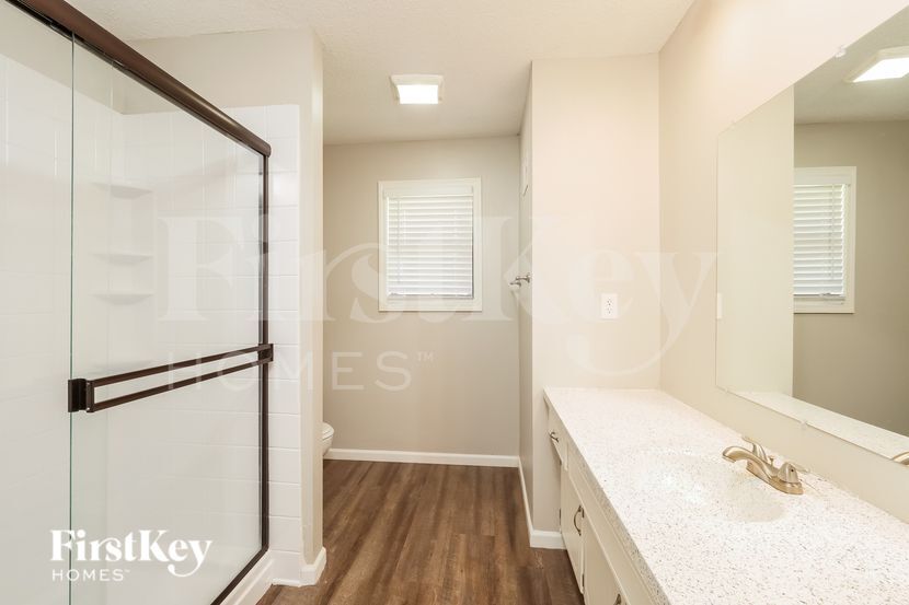 Building Photo - 6704 NW Mirror Lake Terrace