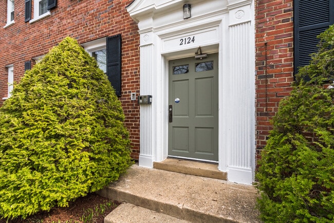 Building Photo - 2124 Suitland Terrace SE