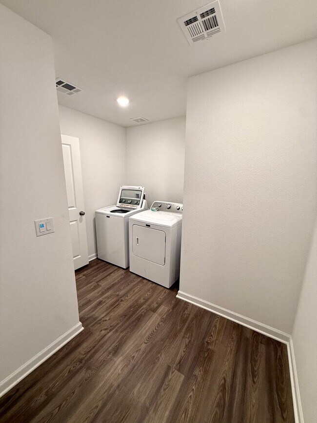 Building Photo - Modern 3BD/2BA Home Built in 2024 with Open Floor Plan, Granite Kitchen & 2-Car Garage in Twin Pa...