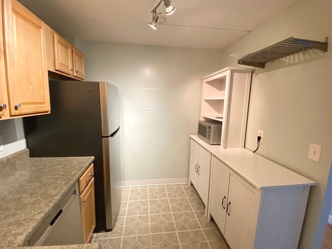 Building Photo - 573 Broad St