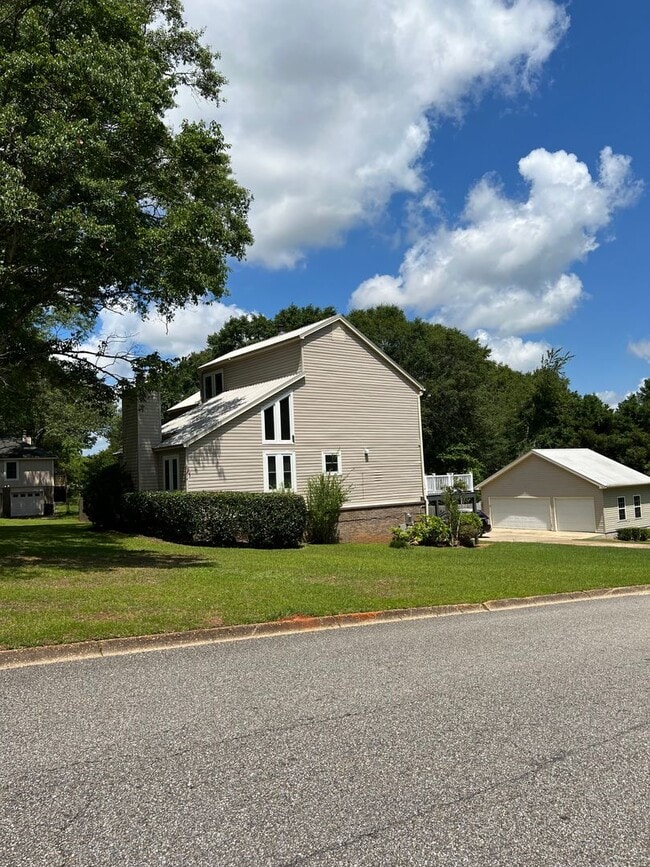 Building Photo - 107 Kingswood Dr