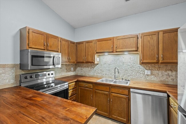 Building Photo - This beautifully maintained 2-bedroom, 2-b...