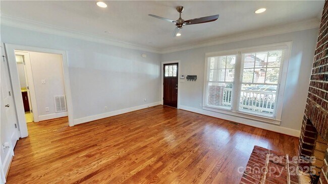 Building Photo - 2213 Roslyn Ave