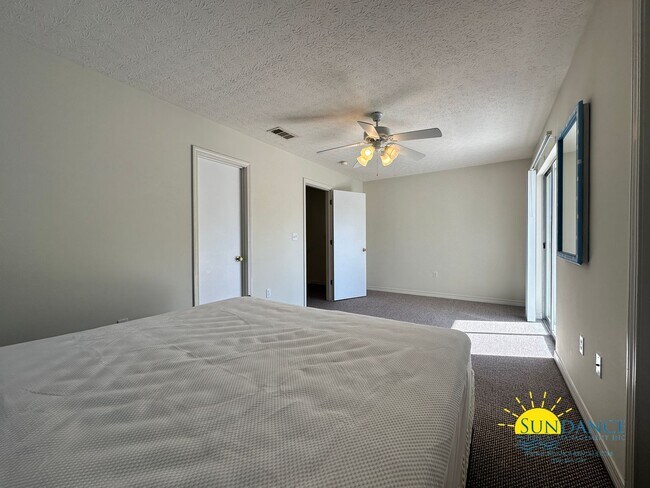 Building Photo - Lovely 2 Bedroom Townhouse Close to Downtown FWB