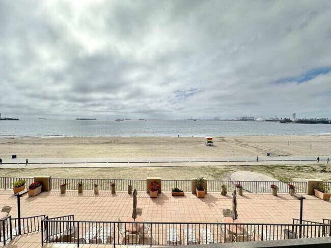 Building Photo - Alamitos Beach Ocean Front 1 Bedroom Condo