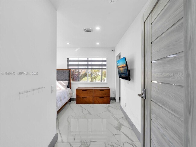 Building Photo - 440 SE 8th Ave