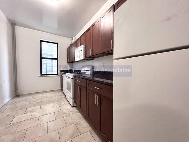 Building Photo - 850 W 176th St