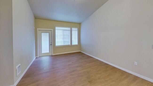 Building Photo - 3 bedroom 2 bath apartment in West Olympia...