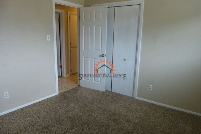 Building Photo - Lovely 3 bedroom 2 bath brick home.