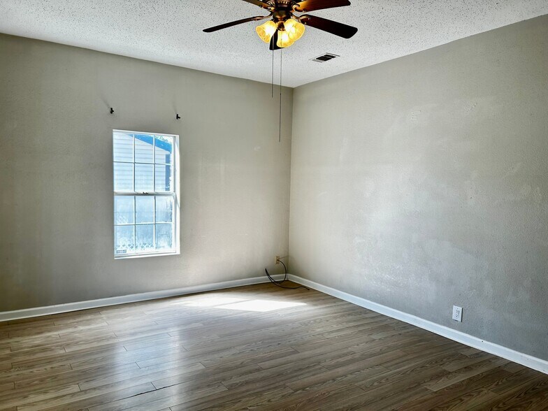 Building Photo - 721 N Texas St
