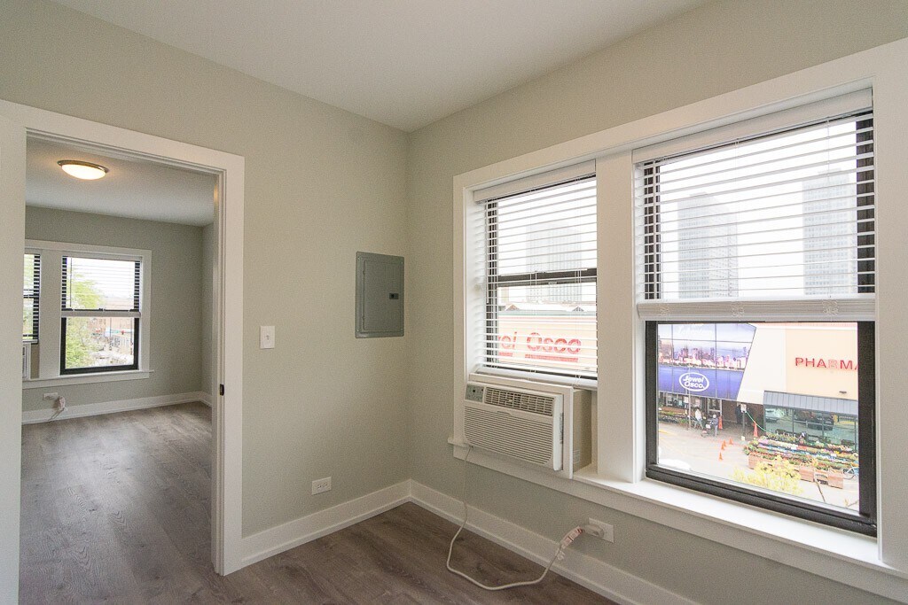 Building Photo - 706 W Brompton Ave