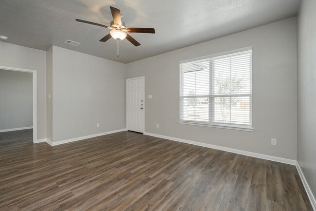 Building Photo - Bright & Cozy Townhome