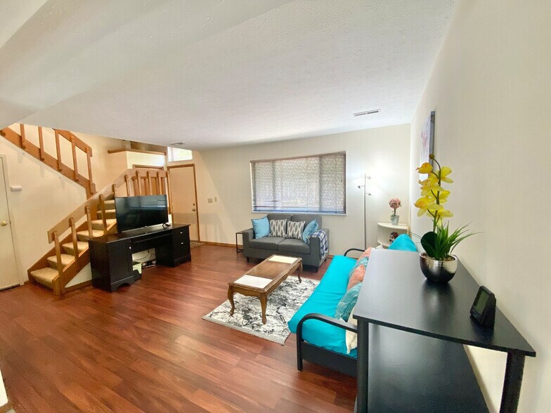 Building Photo - 1375 Rydalmount Rd