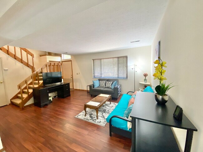 Building Photo - 1375 Rydalmount Rd