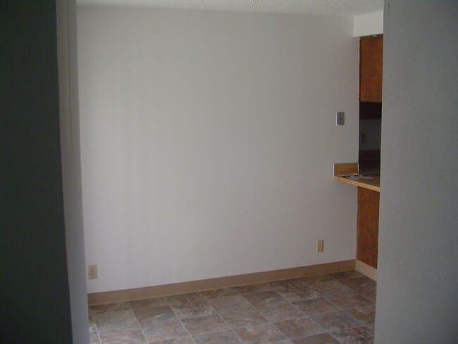 Building Photo - Southeast Springfield 2 bedroom duplex