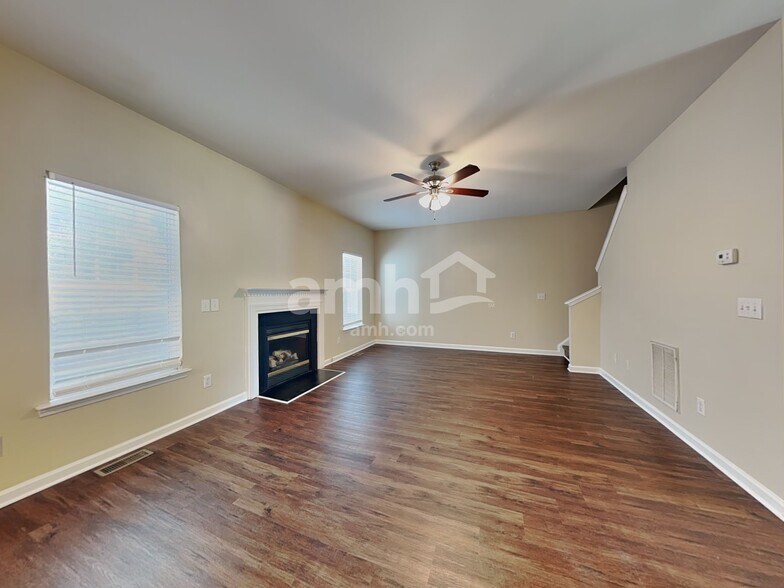 Building Photo - 612 Hanska Way
