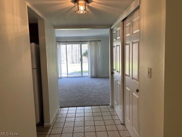 Building Photo - 6960 Carriage Hill Dr