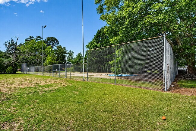 Building Photo - 636 N Wilkinson Dr