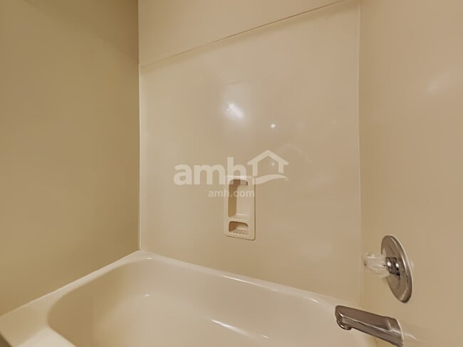 Building Photo - 6771 Oakmoor Cir S