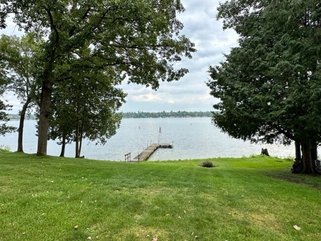 Building Photo - 6 bedroom, 4.5 bath Whitefish chain, 12 mo...