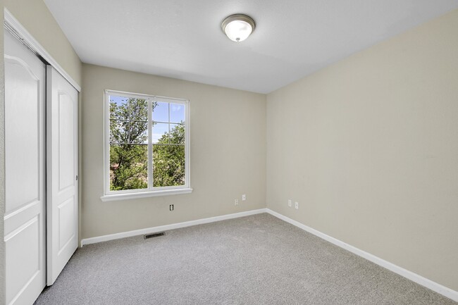 Building Photo - $2,250 - 4 Bed,2.5 Bathroom Home  in Color...