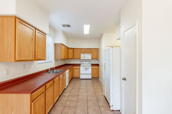 Building Photo - AVAILABLE JULY - Three Bedrooms + Loft!