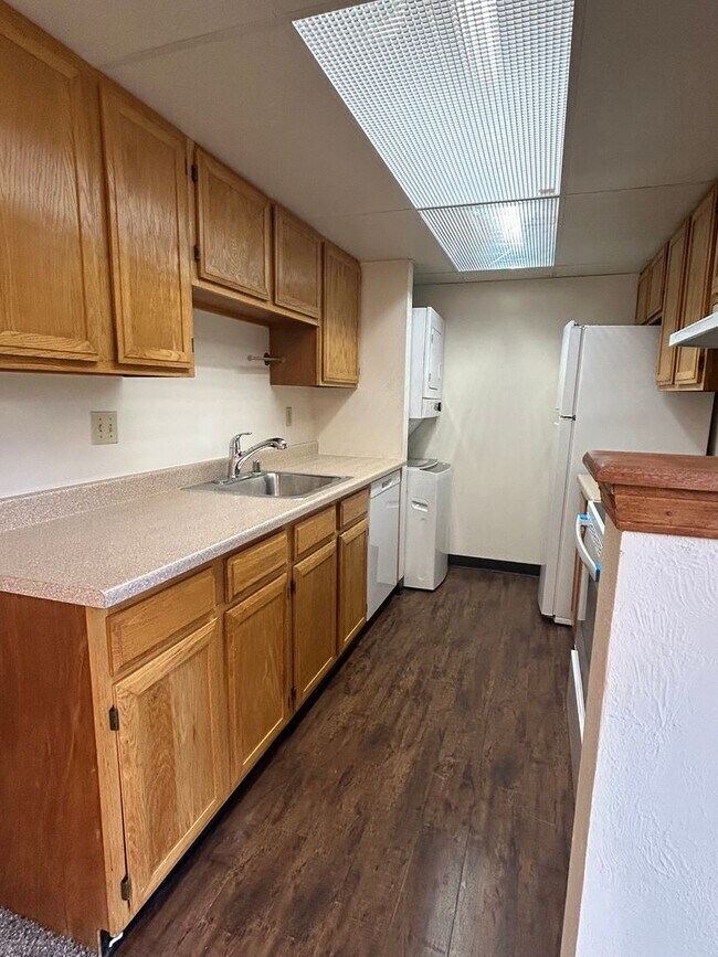 Building Photo - Village Seven Newly Updated All Electric $1500/Month 1 Bed/ 1 Bath Townhome