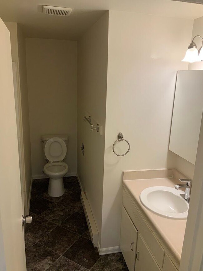 Building Photo - 2 Bedroom Duplex Near Autzen Stadium