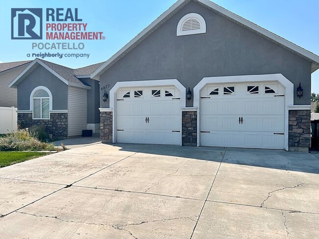 Building Photo - Beautiful 6 Bedroom 3 Bath house - 2 Car Garage - 6 month lease