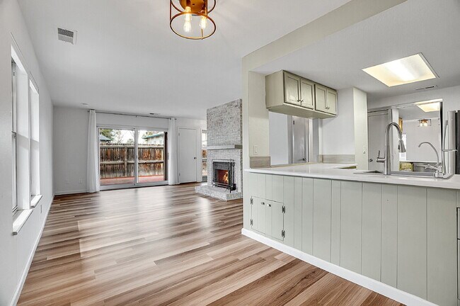 Building Photo - $2,145.95 with $300 Off the first month's rent, 2 Beds - 1 Bath, Townhouse in Greenwood Village w...