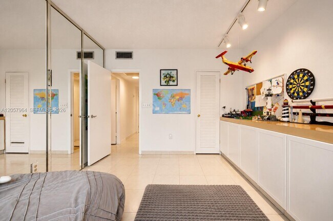 Building Photo - 300 Bayview Dr